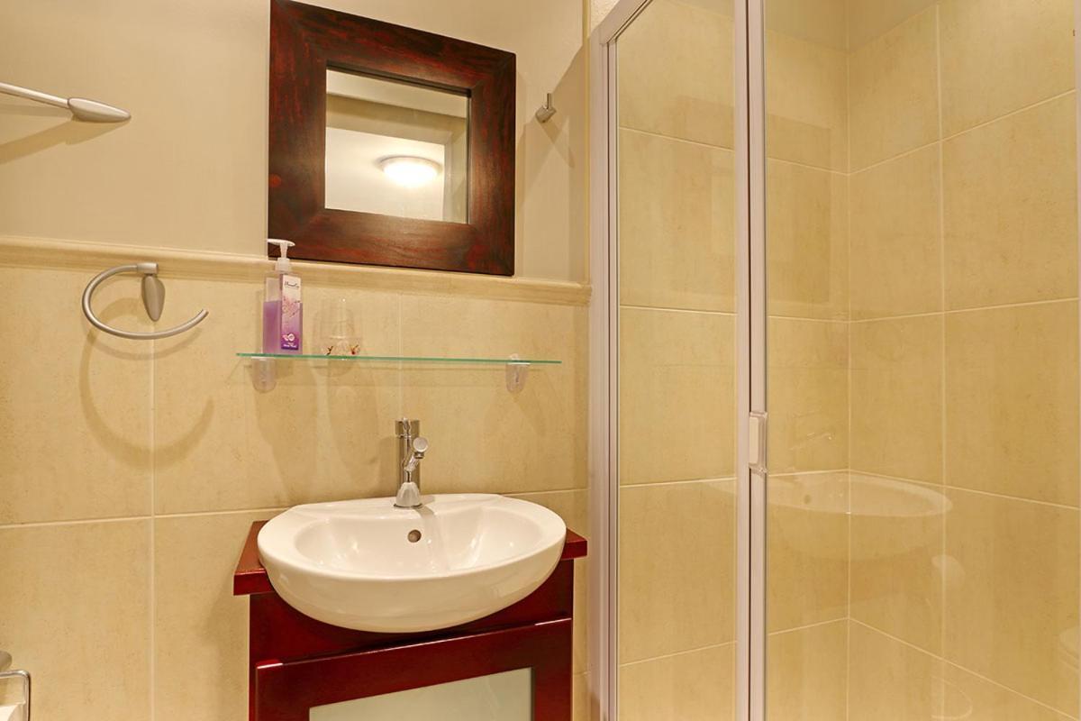 Bayview 30 By Hostagents Villa Bloubergstrand Exterior photo