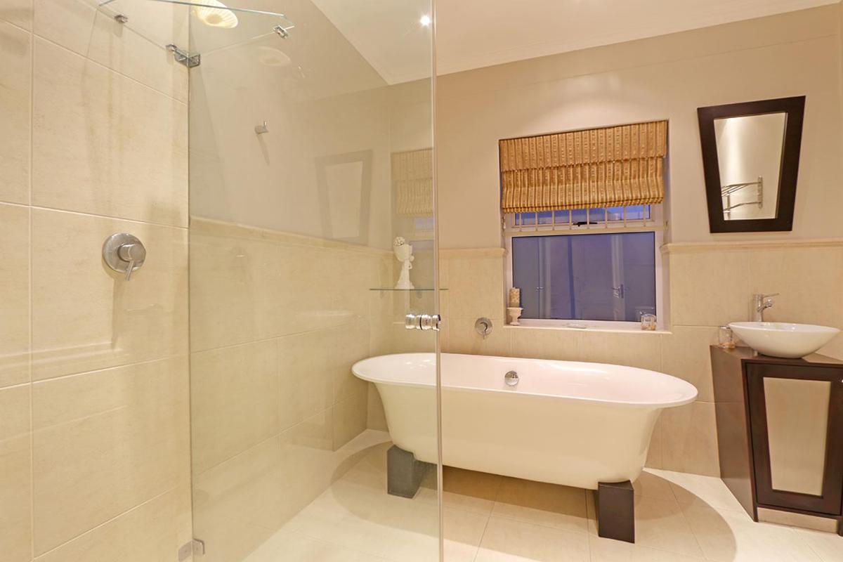 Bayview 30 By Hostagents Villa Bloubergstrand Exterior photo